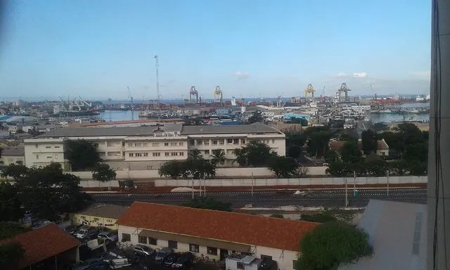 Installations portuaires et voies ferrées à Dakar, Sénégal.