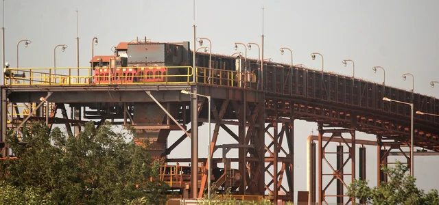 Convoyeur de bauxite à Kamsar, Guinée.