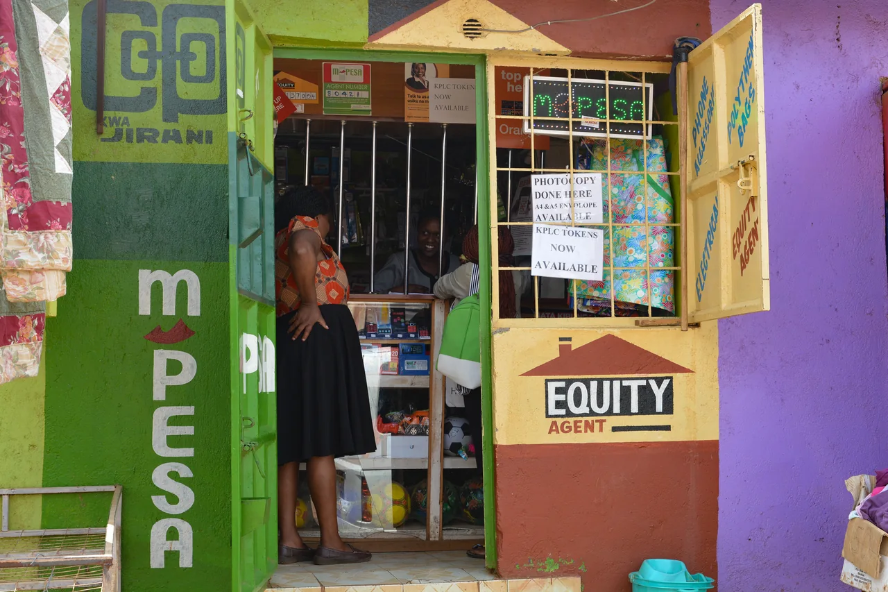 Un point de services M-Pesa et Equity à Nairobi, Kenya.